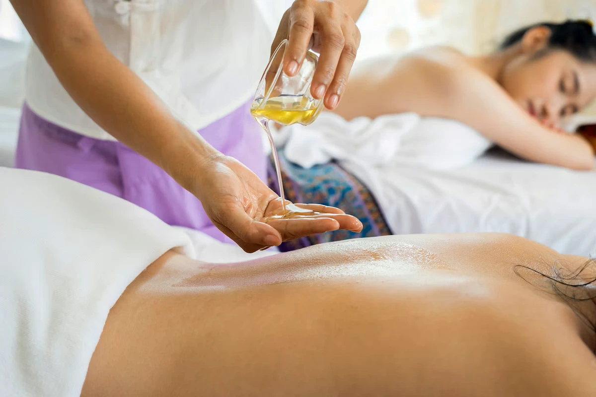 Классический массаж всего тела в салоне Massage Batumi — профессиональный массажист выполняет разминание спины — массаж в Батуми, Massage Batumi
